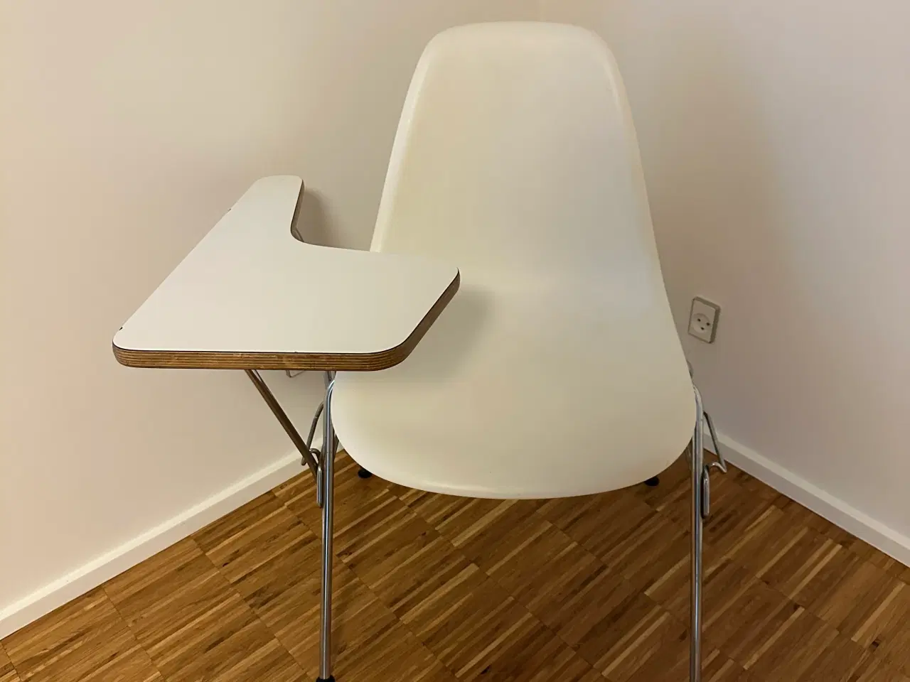 Billede 1 - Eames stol med bord