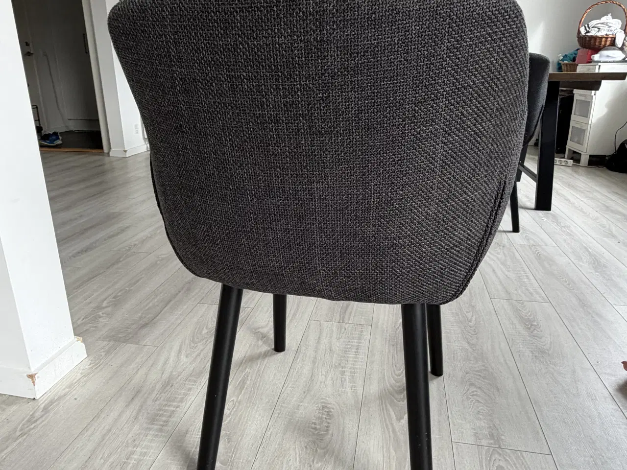 Billede 8 - Stort spisebord i træ med sorte ben