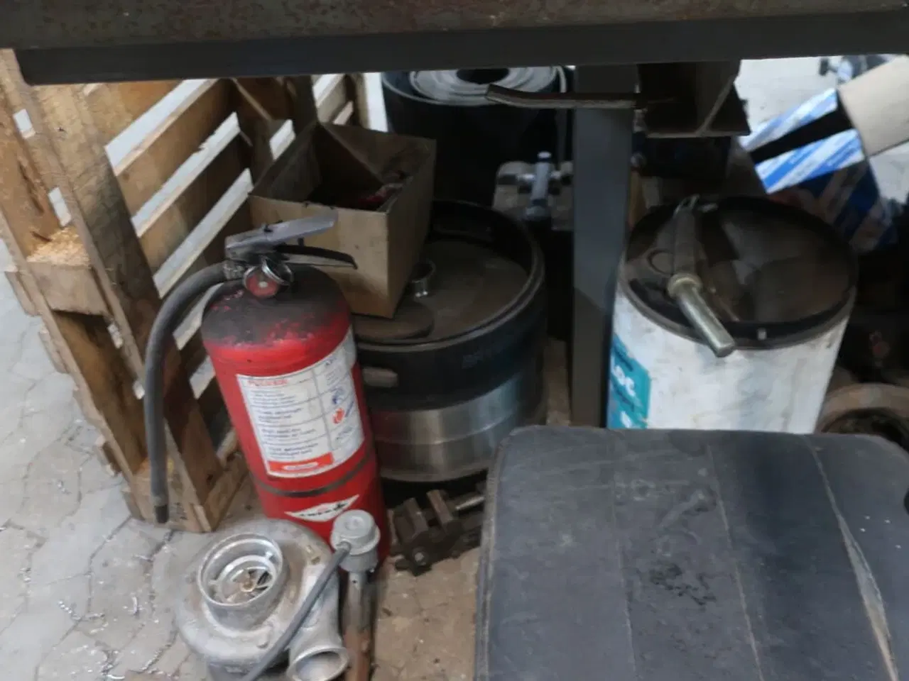 Billede 14 - Arbejdsbord med skruestik, værktøjstavle med div. Værktøj m.m.