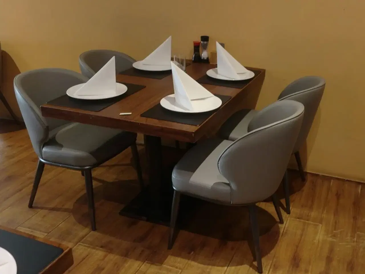 Billede 1 - 3 borde og 12 nye stole