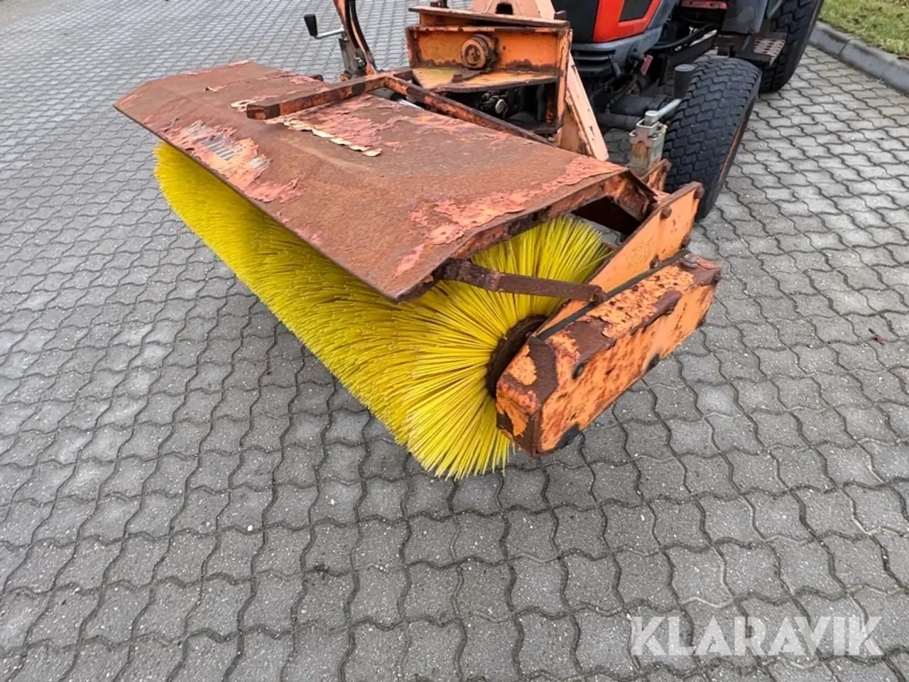 Billede 10 - Kompakttraktor med kost og spreder Kioti CK20 HST