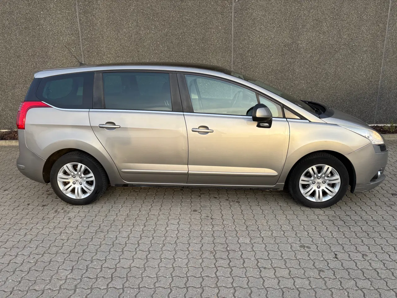 Billede 2 - Pæn og velkørende 7 Personers bil - Nysynet i 2026