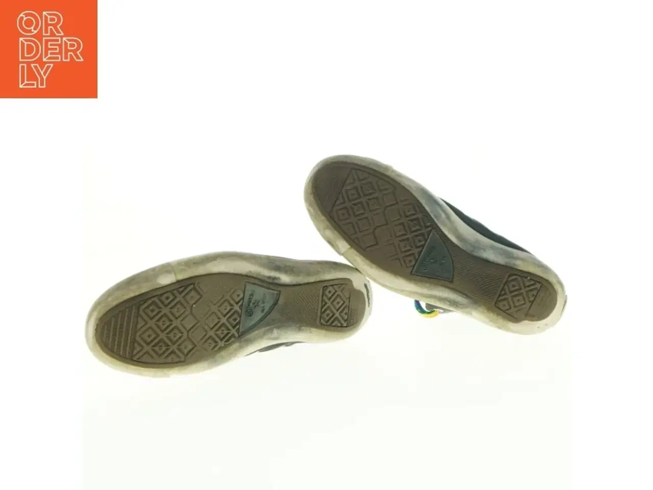 Billede 3 - Converse sneakers med regnbuefarvede snørebånd fra Converse (str. 5,5)