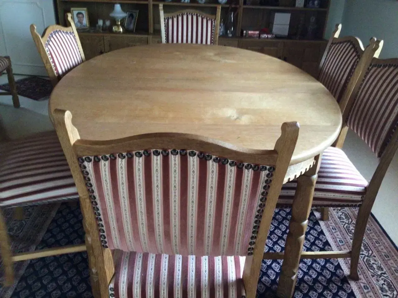 Billede 1 - Skænk og stort ovalt bord med 8stole