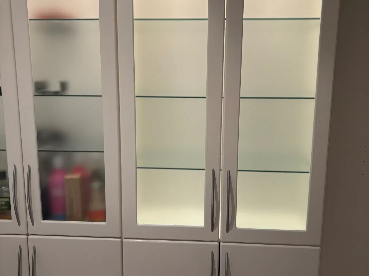 Billede 3 - 2 x Svane vitrineskabe til køkken/alrum