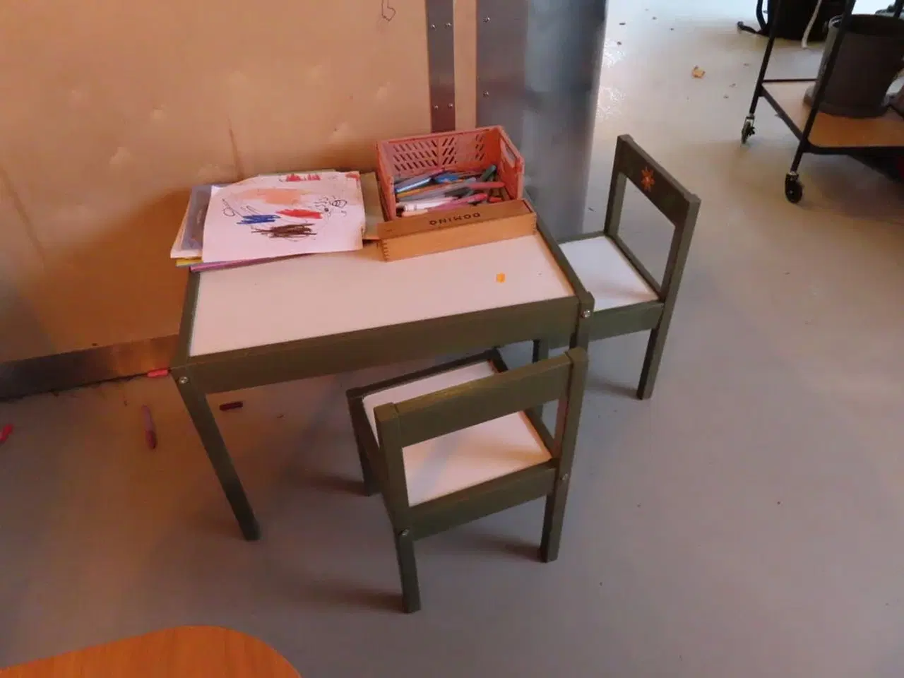 Billede 11 - 4 stk. cafeborde med stole, samt børnestol og bord