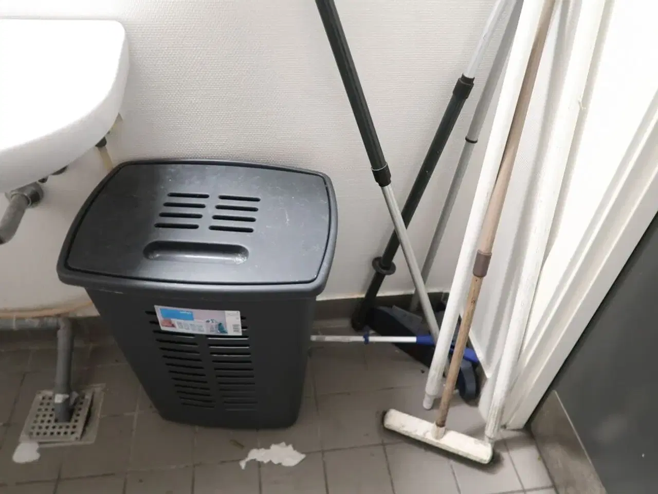 Billede 12 - Reol med indhold + tøm toilettet