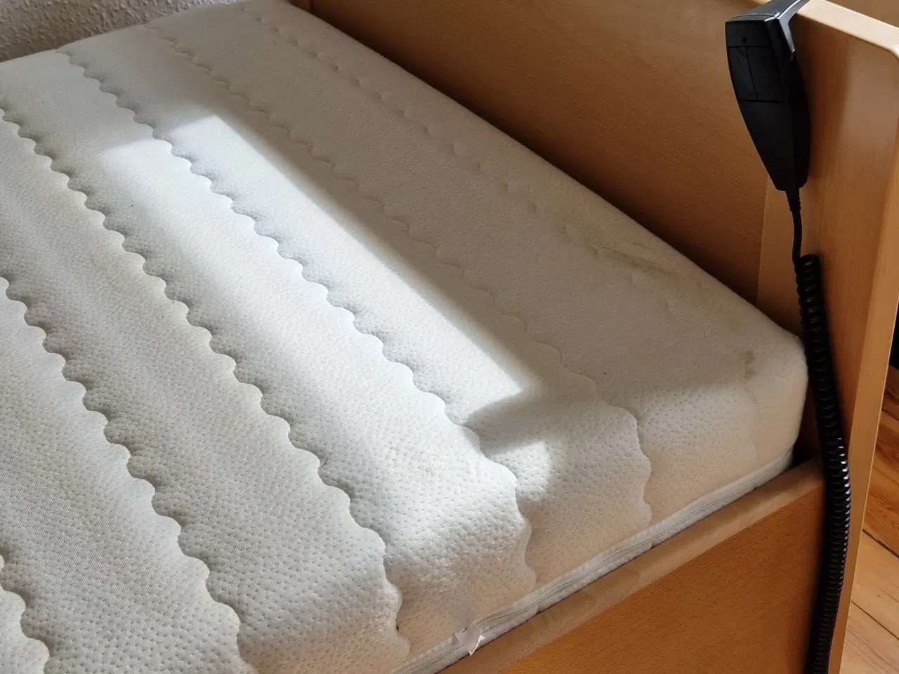 Billede 6 - Fin elevationsseng, sparsomt brugt. 90x200cm.