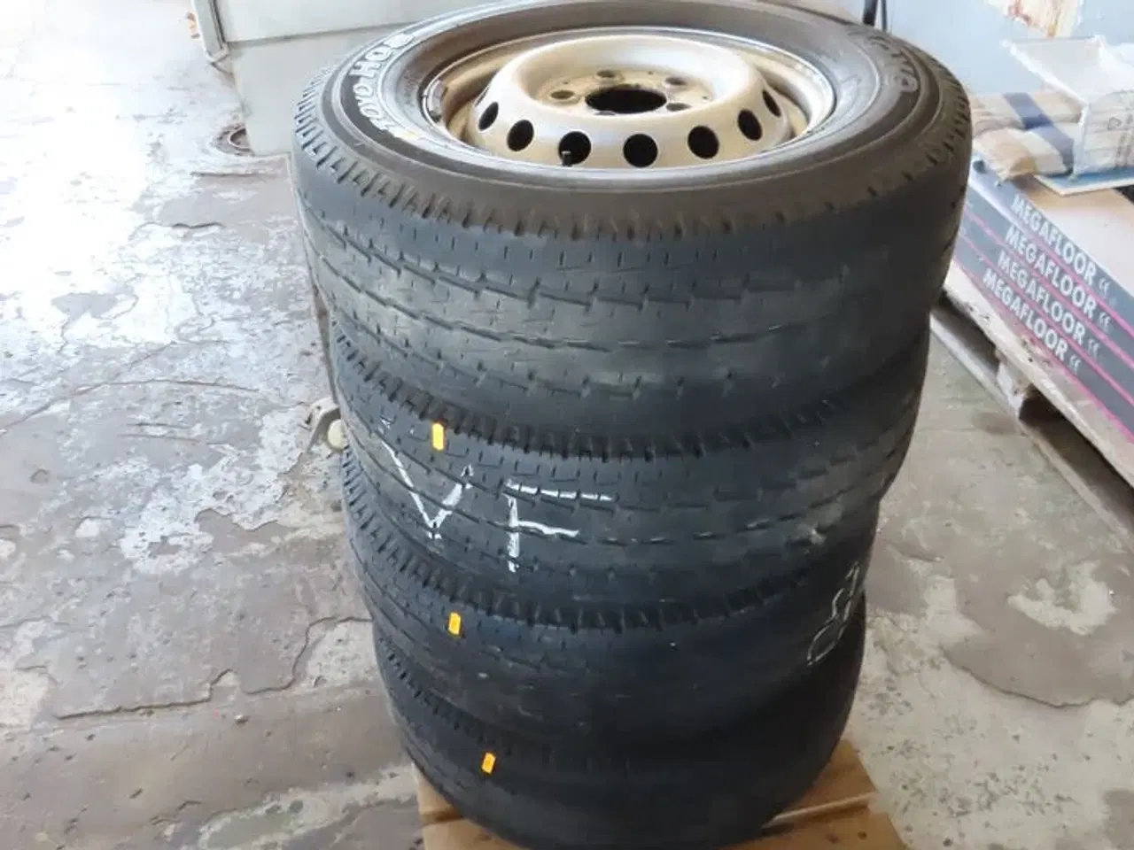 Billede 1 - 4 stk sommerdæk på fælge til VW Crafter (TOYO HO8 dæk)