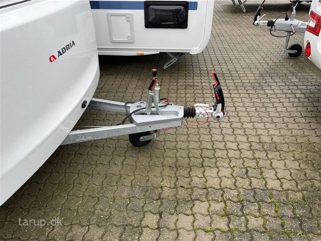 Billede 3 - 2025 - Adria Aviva Lite 300 LH   NYHED! Endesiddegruppe, stabilisator, stort opbevaringsrum i front, mulighed for at lave en lille køje