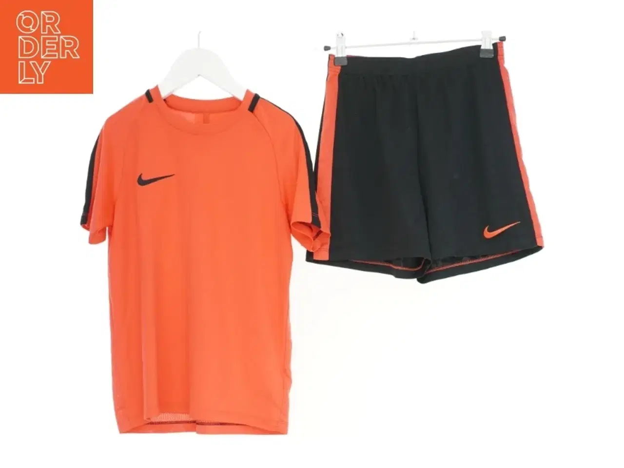 Billede 2 - Nike shorts og t-shirt sæt (str. 152 cm)