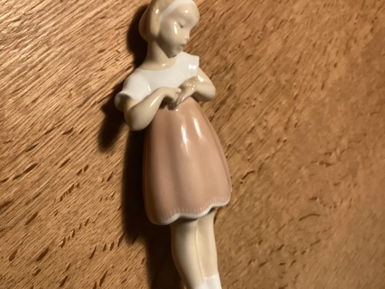 Billede 6 - BG Pige m/Sommerfugl på Arm, hvid/lyserød kjole