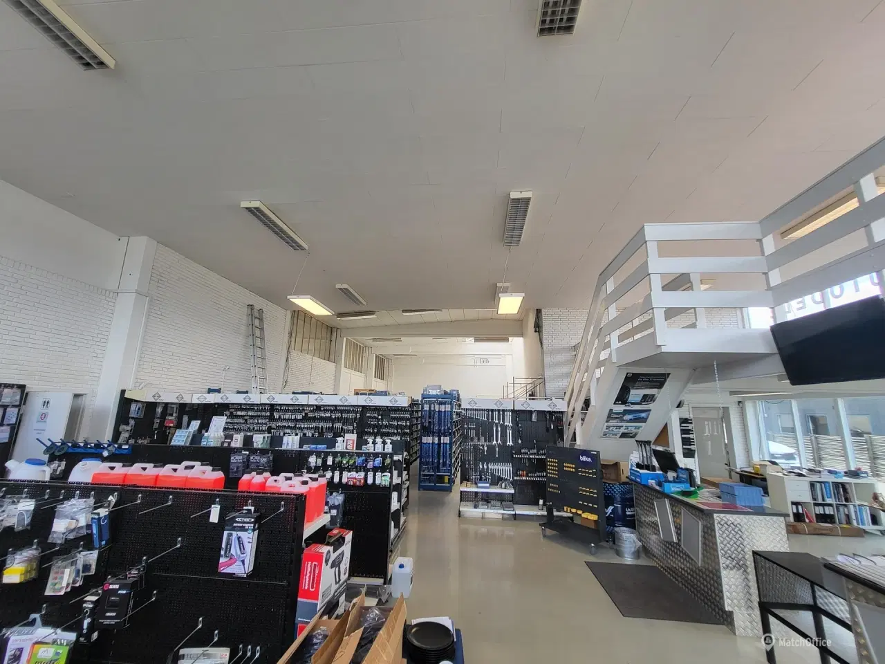 Billede 2 - Flot og funktionelt højloftet lejemål med stor synlighed – ideelt til showroom. butik og lager