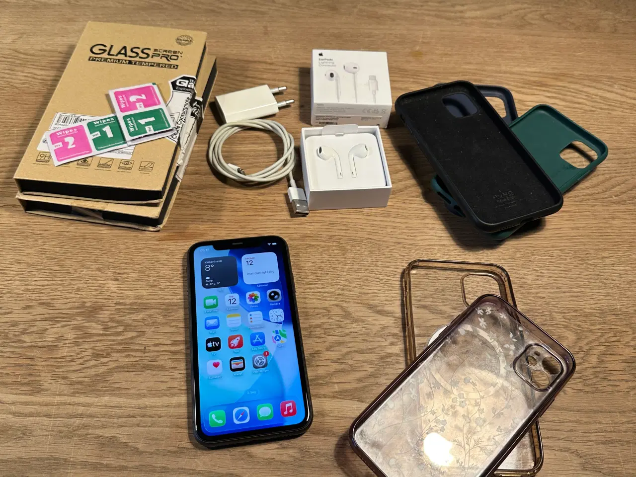 Billede 1 - iPhone 11 med kabel, oplader, covers mm.