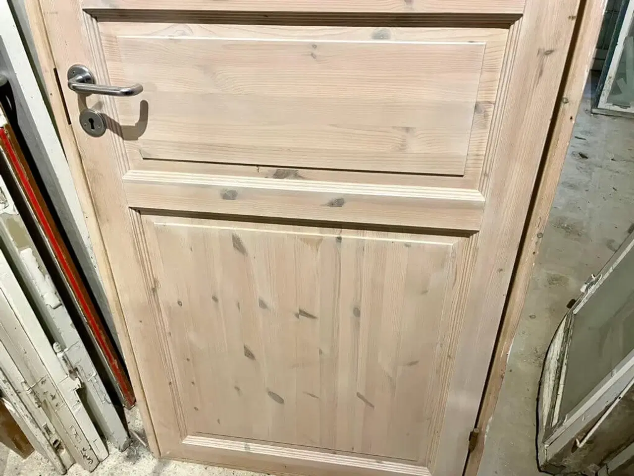 Billede 4 - Nyere fyldningsdør m. karm og snap-hængsler