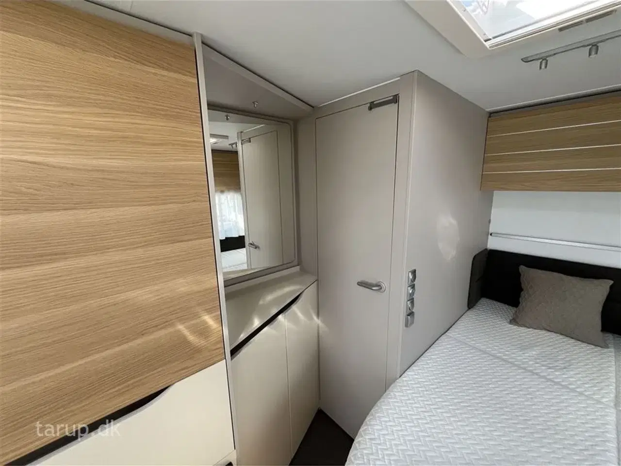 Billede 16 - 2023 - Adria Adora 472 UP   Fortelt: Isabella Commodore Coast, Enduro aut. mover m/ lithium batteri, rundsiddegruppe, køleskab, bruser, panoramavindue, fransk dobbeltseng