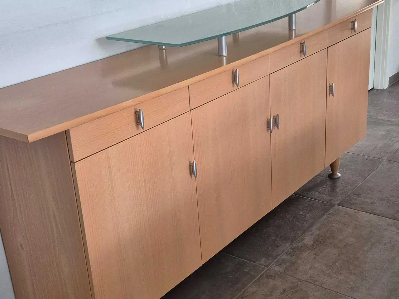 Billede 2 - Skænk I bøg m/ glasplade top.