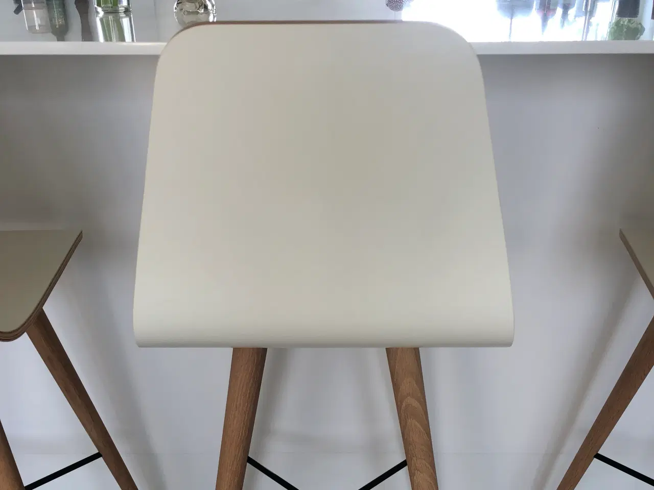 Billede 2 - Hvide Bolia Beaver barstole