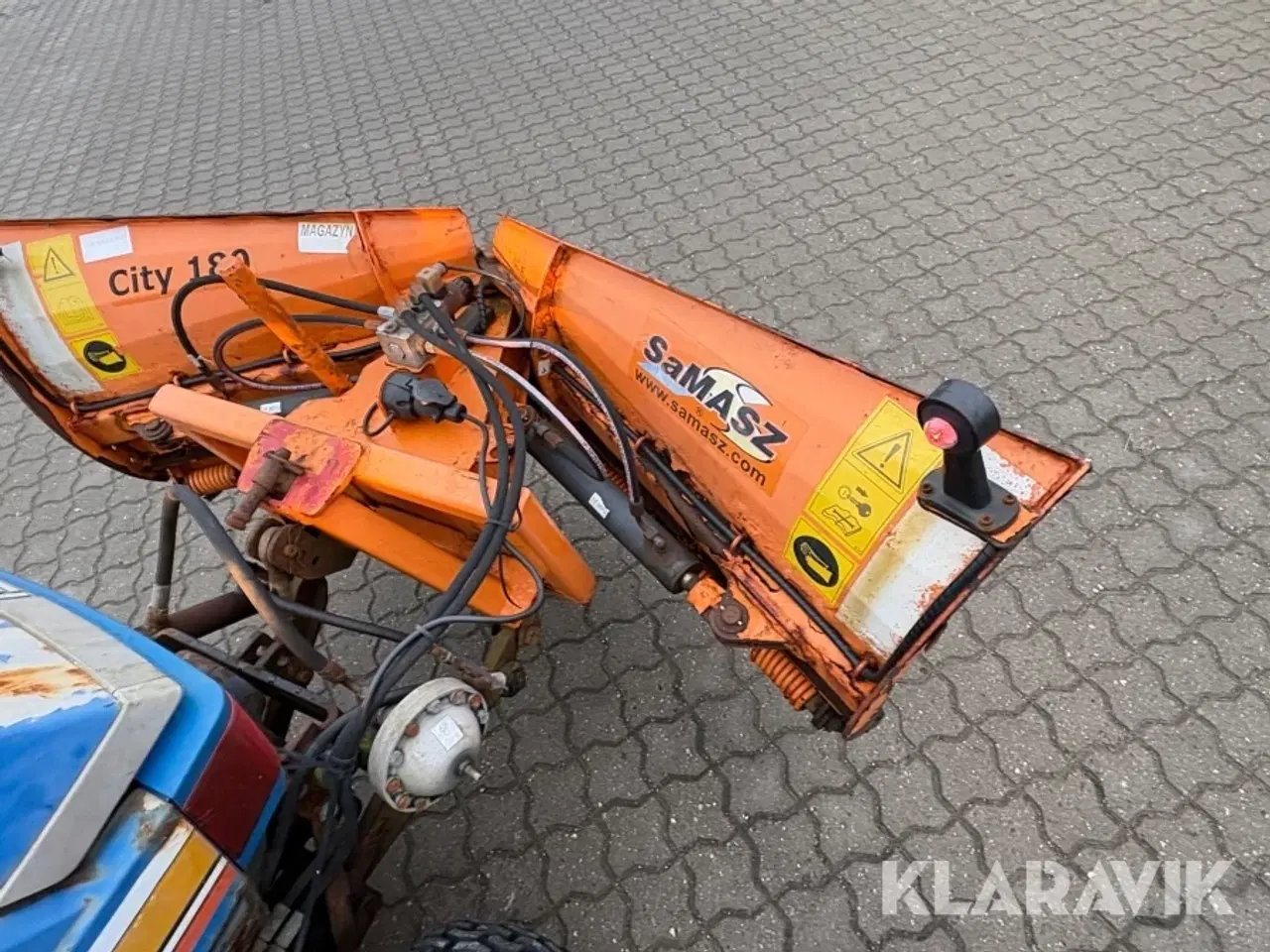 Billede 11 - Kompakttraktor med plov og spreder Iseki