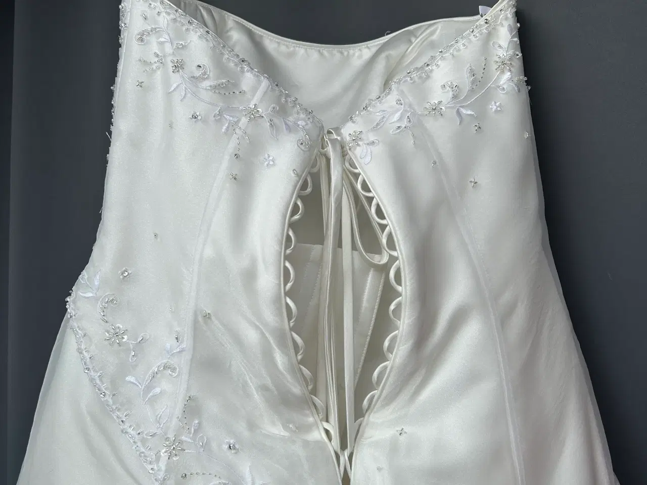 Billede 4 - Elegant hvid brudekjole med diadem tiara