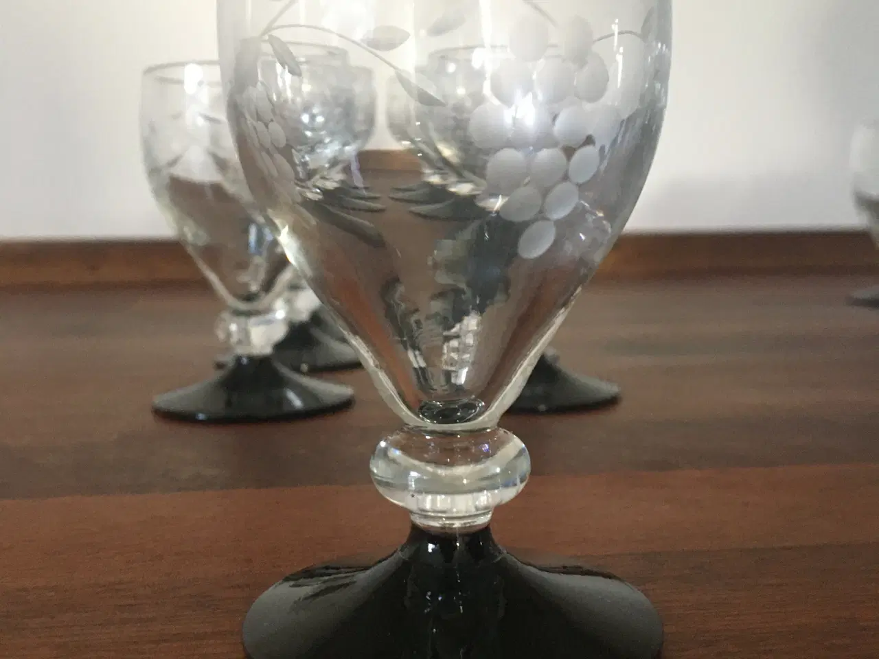 Billede 2 - Holmegaard dessert glas med sort fod.