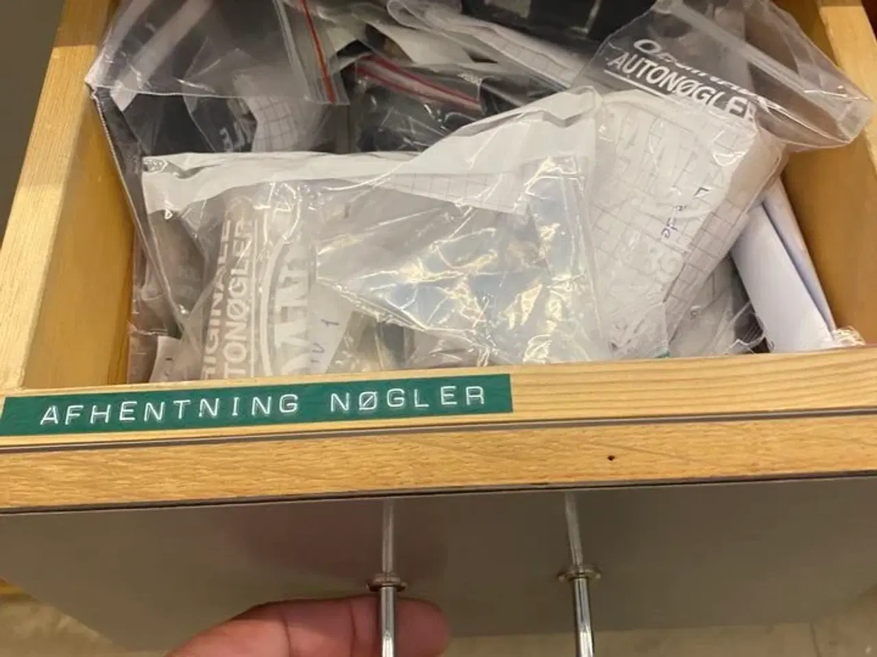 Billede 2 - Stort parti nøgler, beslag mm. (se foto)