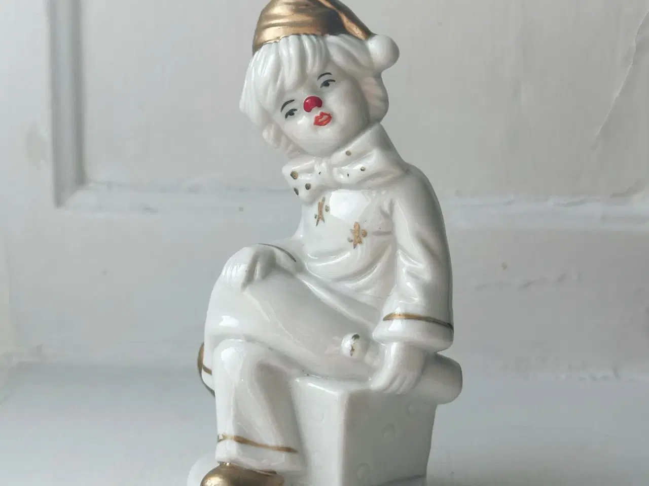 Billede 4 - Porcelænsfigur, klovn på terning, bemalede detaljer
