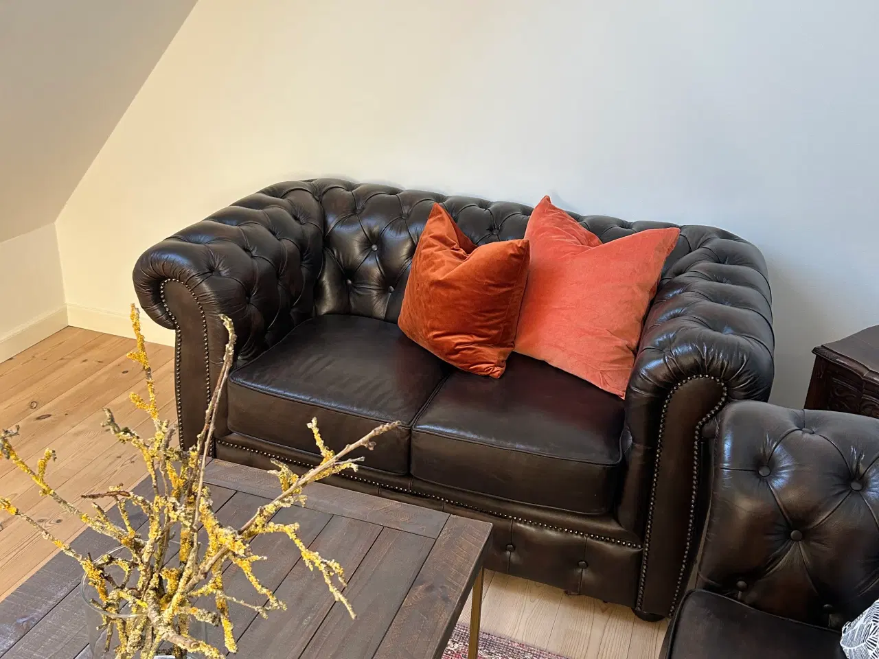 Billede 3 - Sofaer Chesterfield stue incl bord og tæppe 