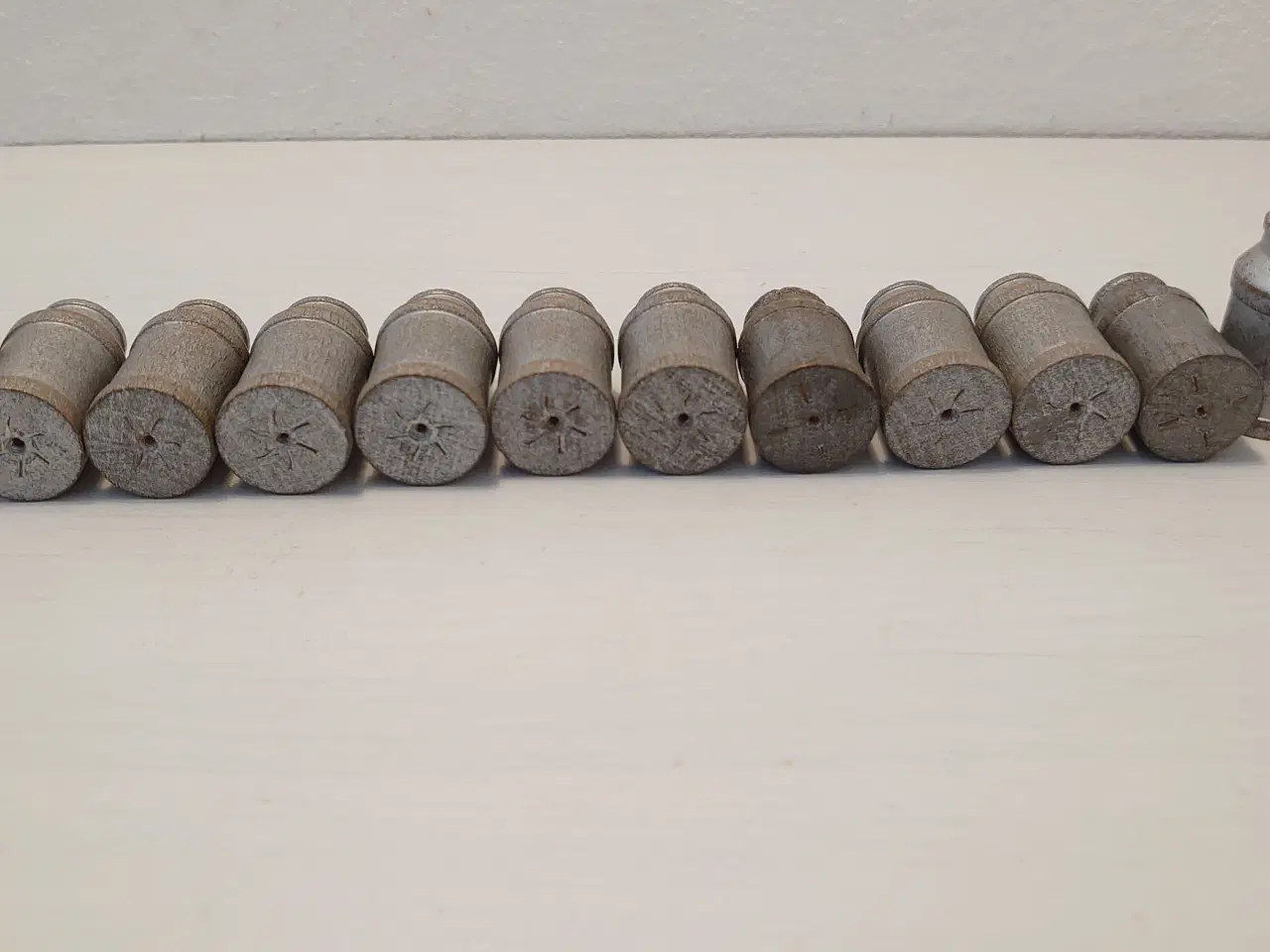 Billede 4 - 12 stk Lego træ mælkejunger. H 3,3cm, D 2cm.