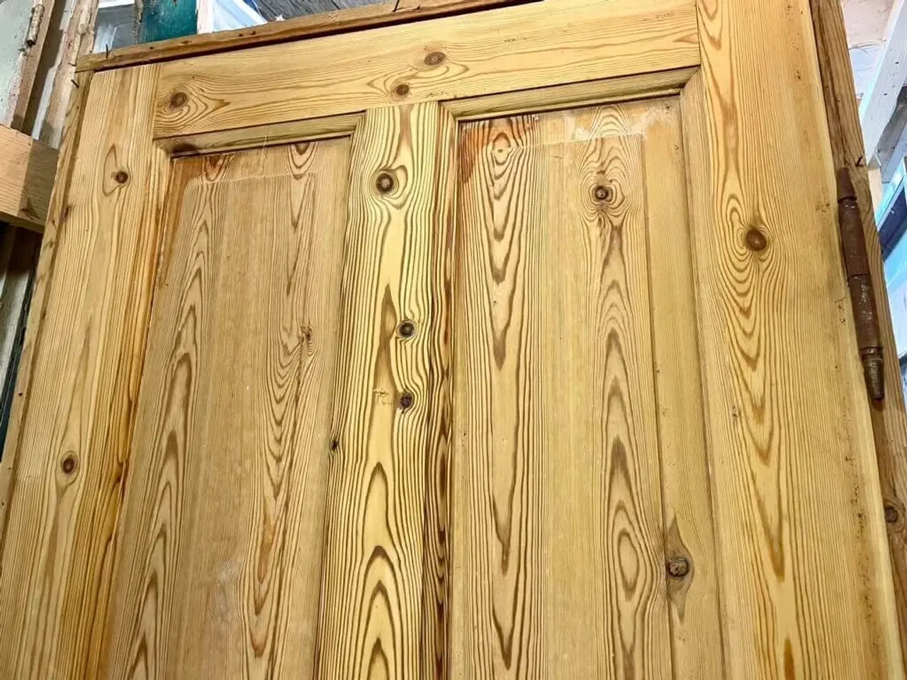 Billede 3 - Højrehængt, afsyret Dannebrogsdør m. karm