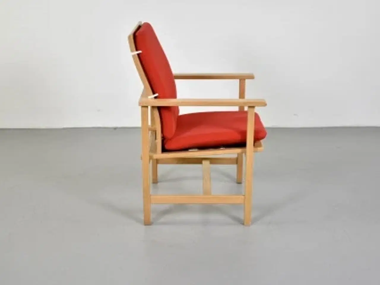 Billede 5 - Børge mogensen lænestol i eg med rødt polster, sæt à 2 stk.