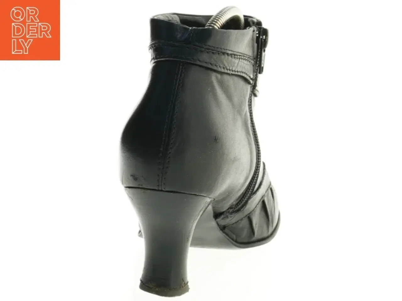 Billede 2 - Sort ankelstøvle med hæl (str. 39)
