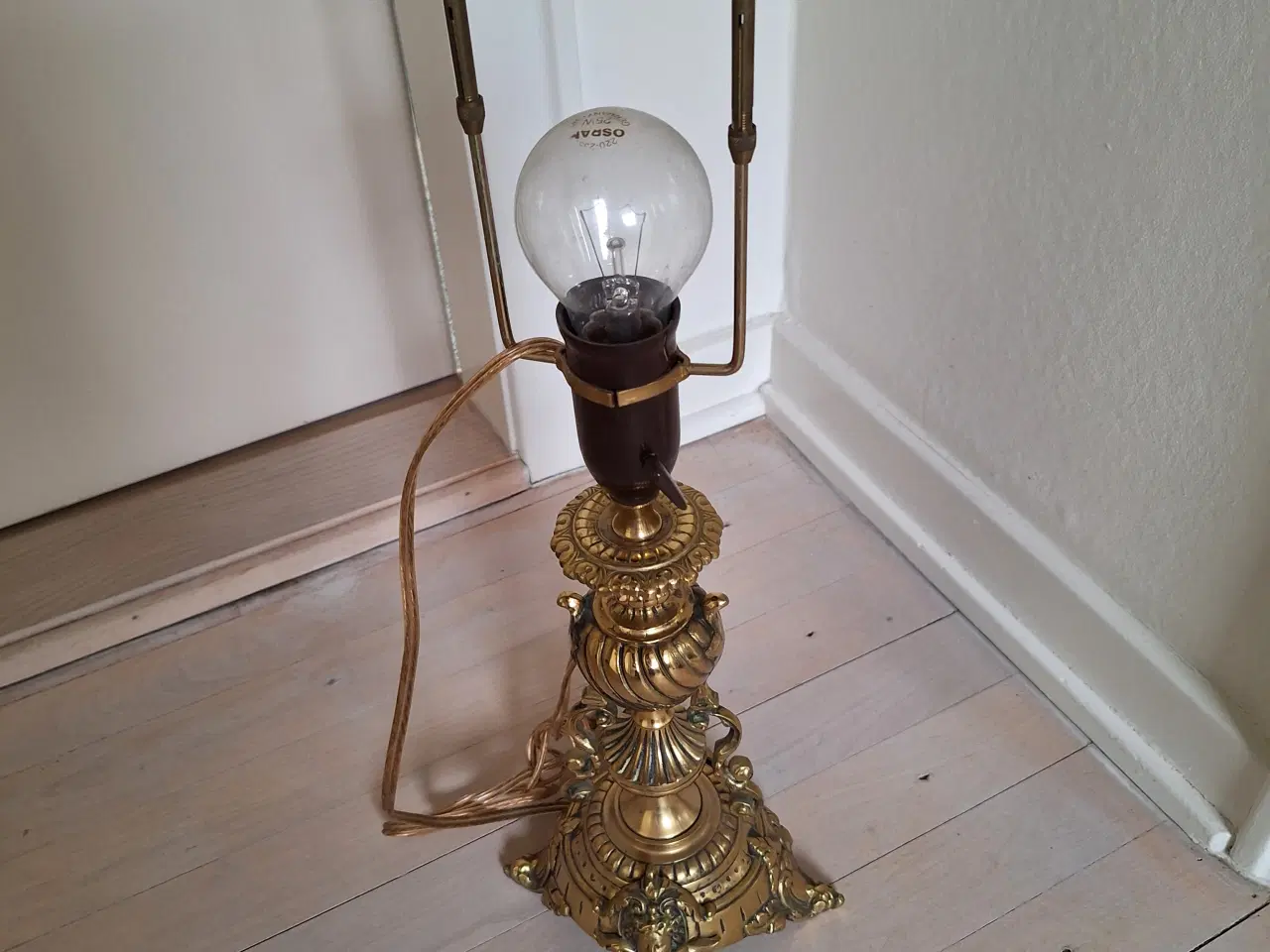 Billede 1 - Ældre bordlampe i messing. Robust og tung.