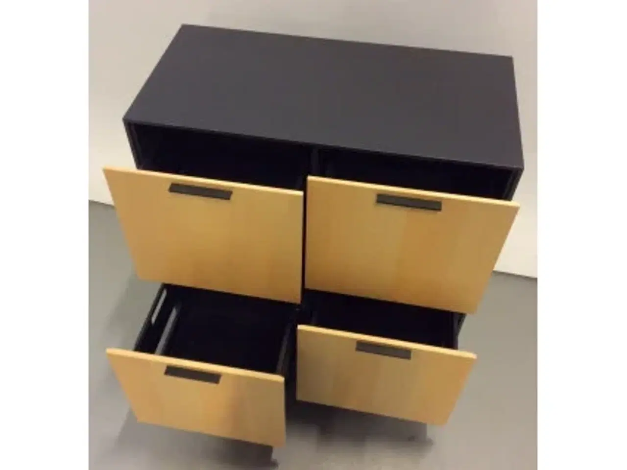 Billede 2 - Skuffemøbel med fire skuffe, sorte håndtag 82,5 cm