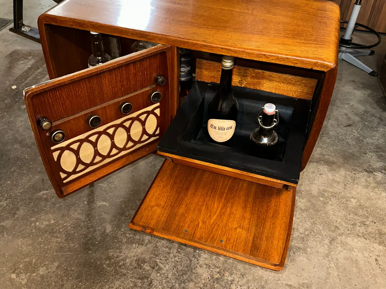 Billede 5 - Barskab i teaktræ, lavet af gammel radiomøbel.