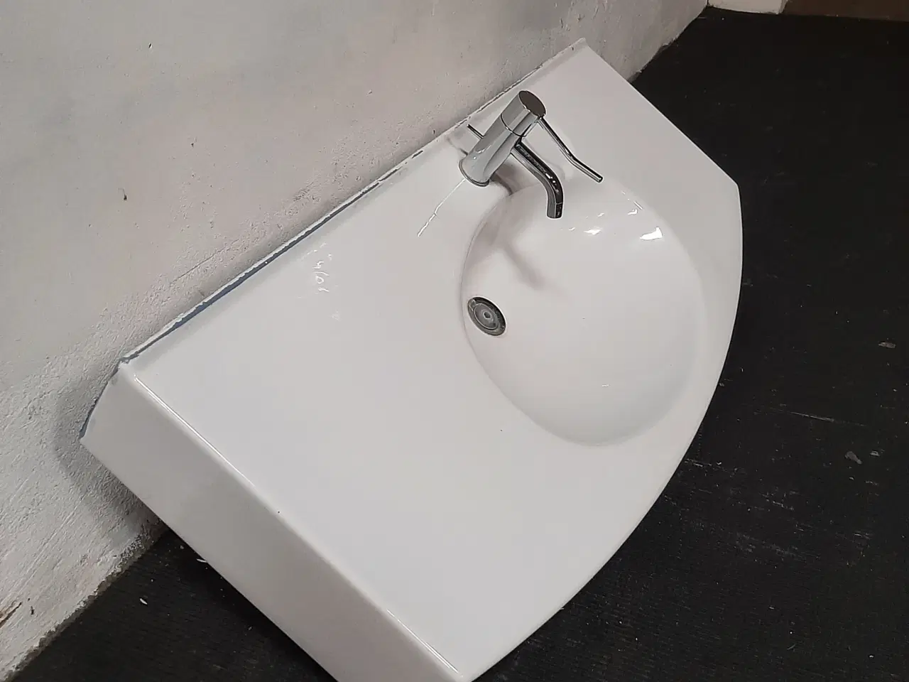 Billede 2 - Ifö håndvask i porcelæn med armatur 1150x140x475 mm, hvid