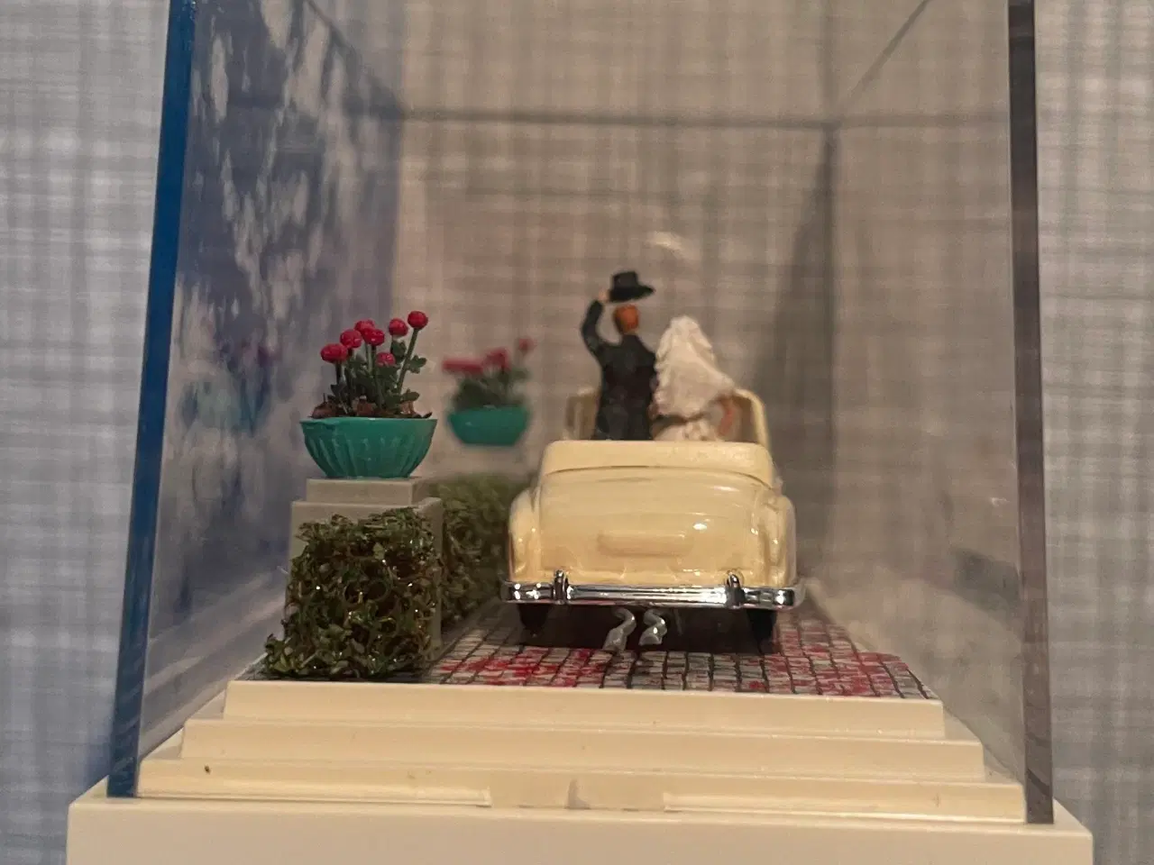 Billede 2 - Busch diorama, nygifte med bil m.m. H0