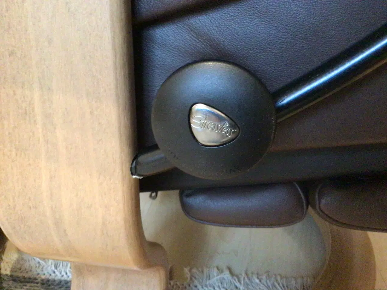 Billede 6 - 4 år gl Stressless stol m/elektronisk skammel