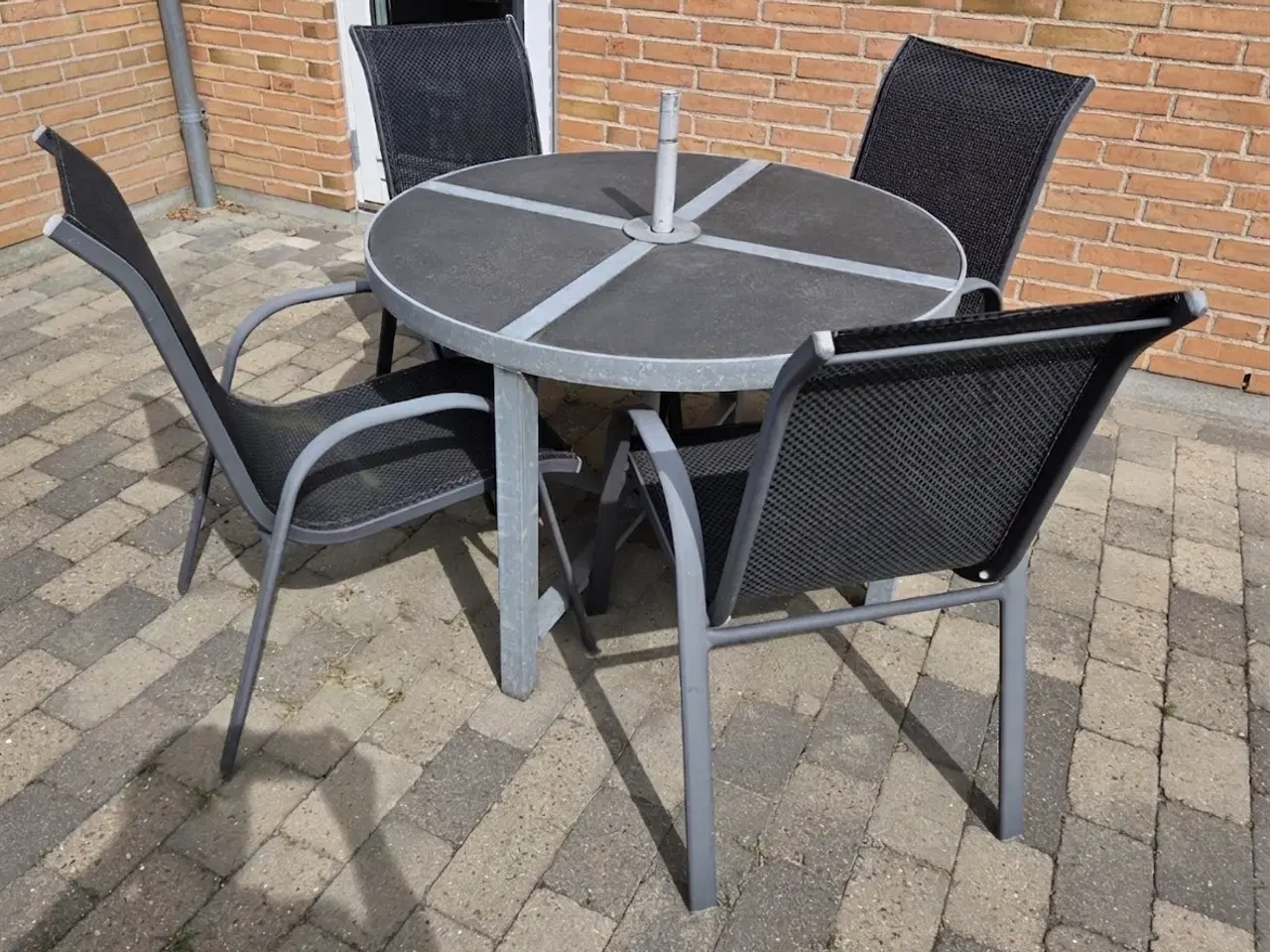 Billede 1 - Havebord med 4 stole – galvaniseret / spraystone