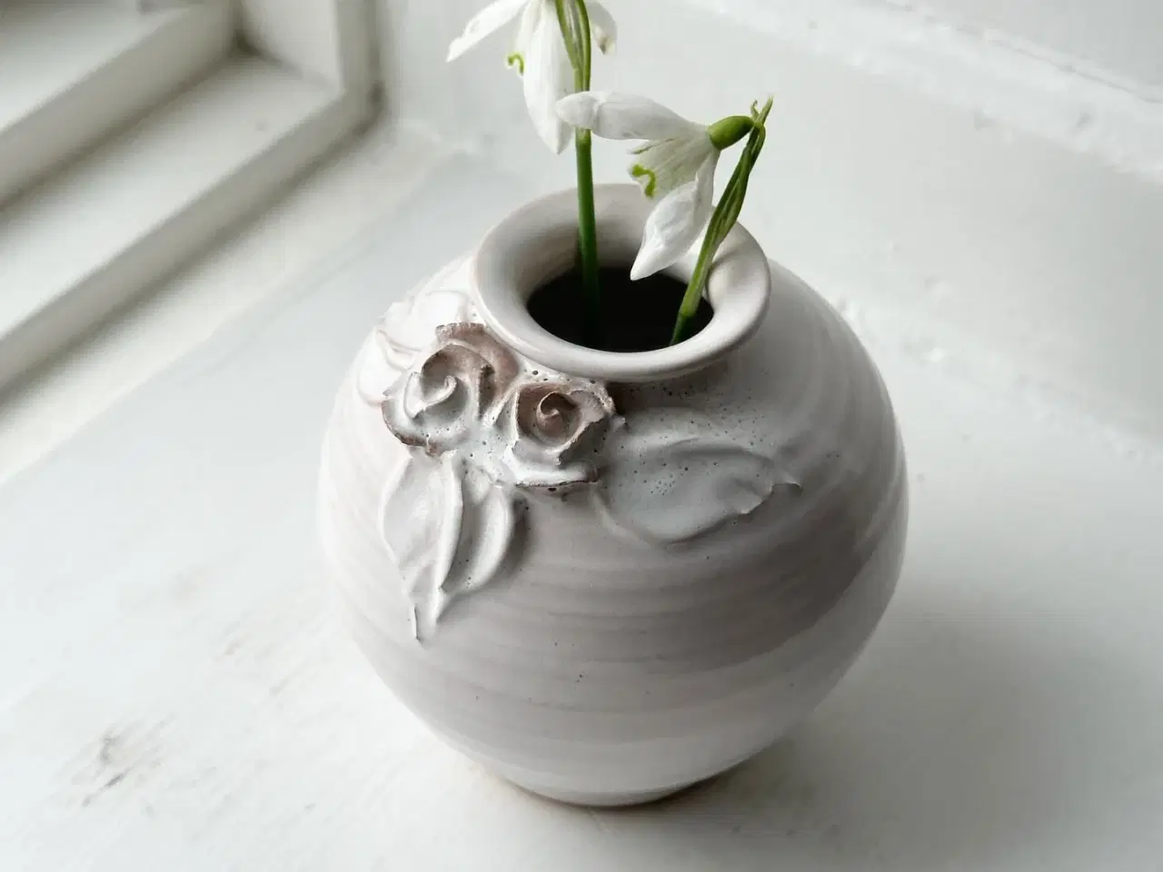 Billede 2 - Lille hvid kuglevase m keramikblomster
