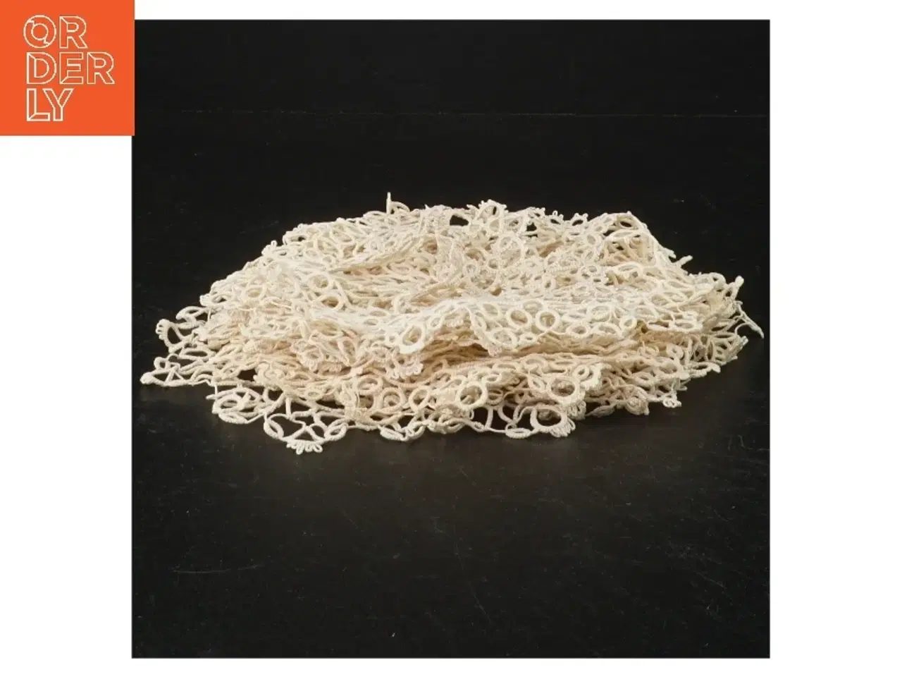 Billede 3 - Kniplet lysedug / mellemlægsserviet  (str. Ikke angivet)