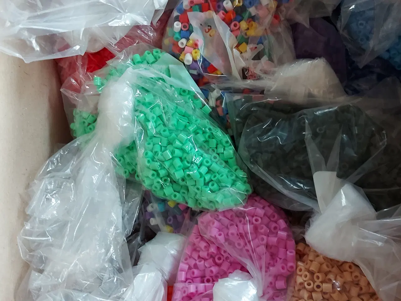 Billede 2 - Perleplader med mange perler