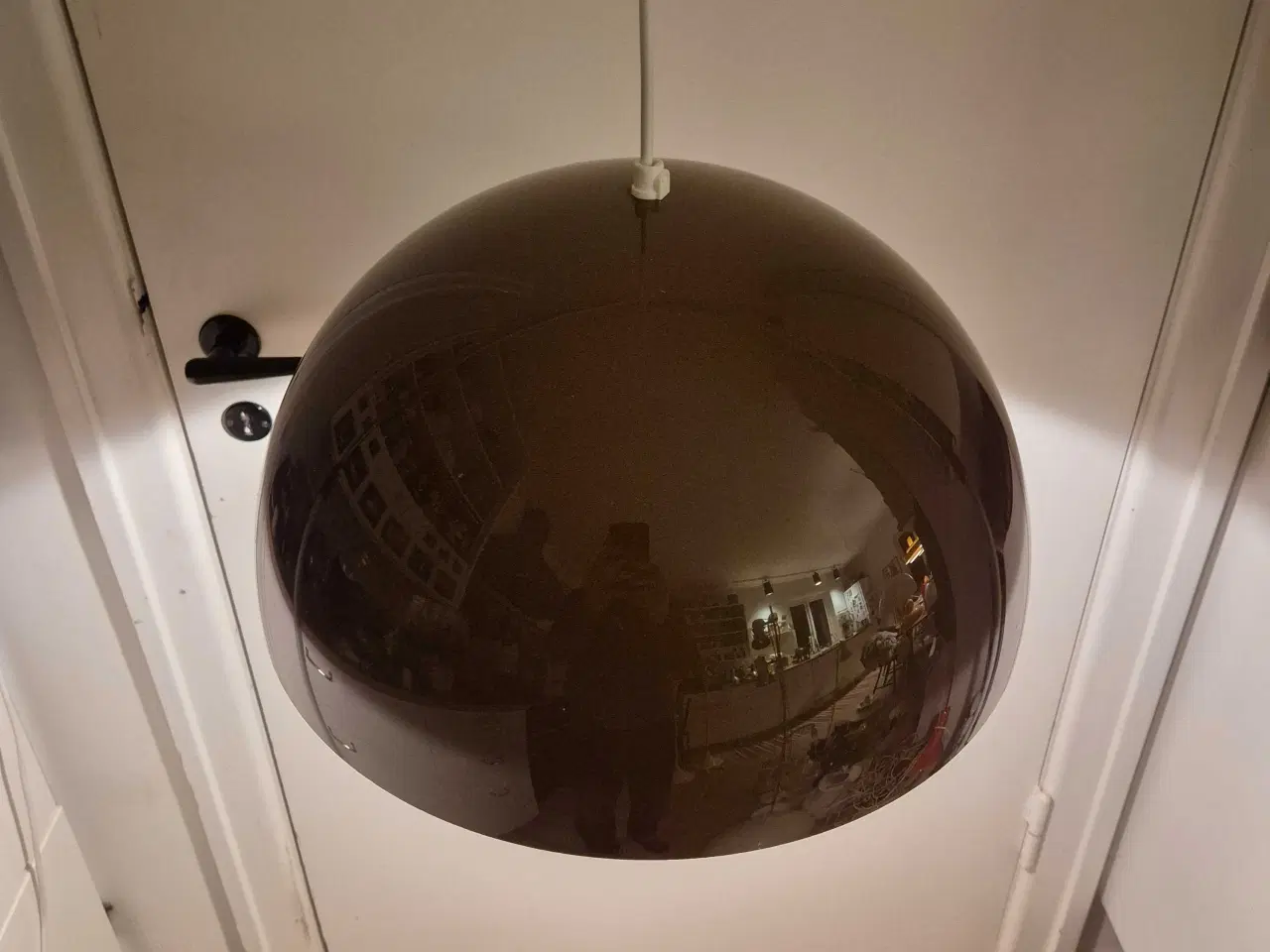 Billede 4 - Lækker chokoladebrun retrolampe i plast