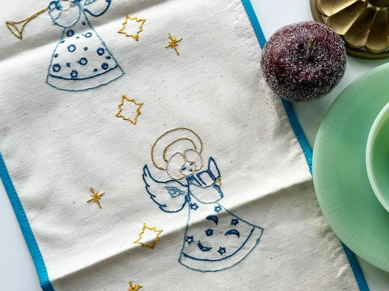 Billede 3 - Råhvid løber, lyseblå kant og broderede engle