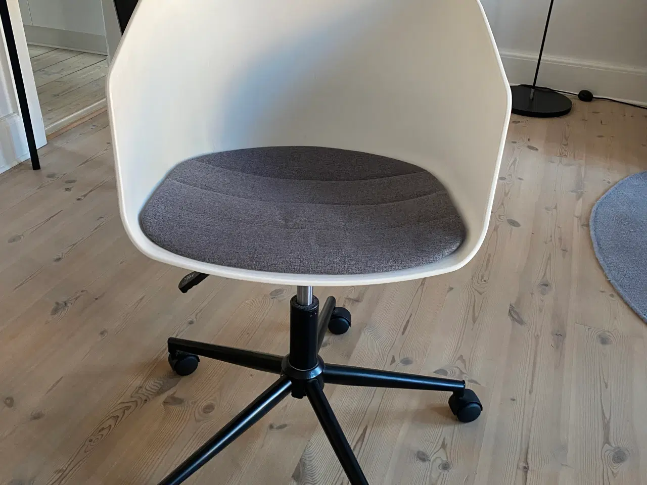 Billede 2 - Skrivebord + stol