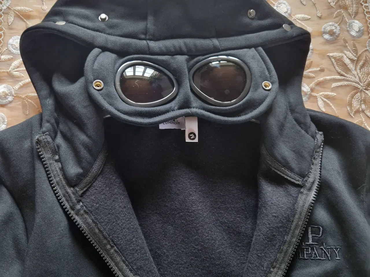 Billede 2 - C.P. Company hoodie med goggles str M sort
