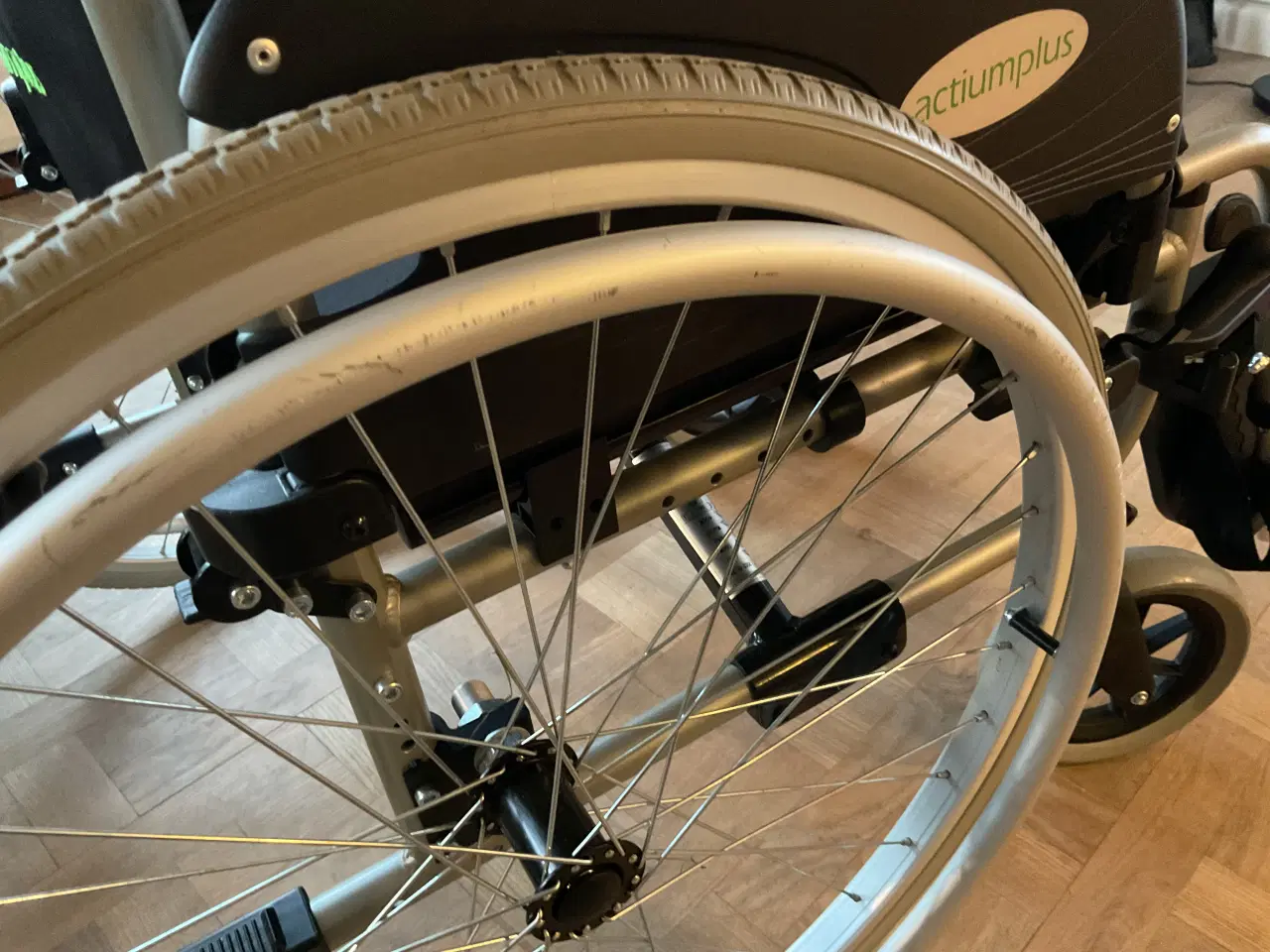 Billede 5 - Letvægts kørestol 53 cm