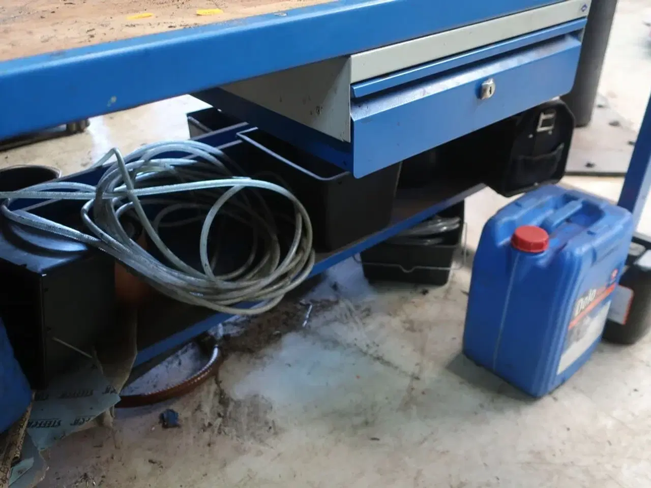 Billede 8 - Arbejdsbord samt værktøjstavle med div. Værktøj