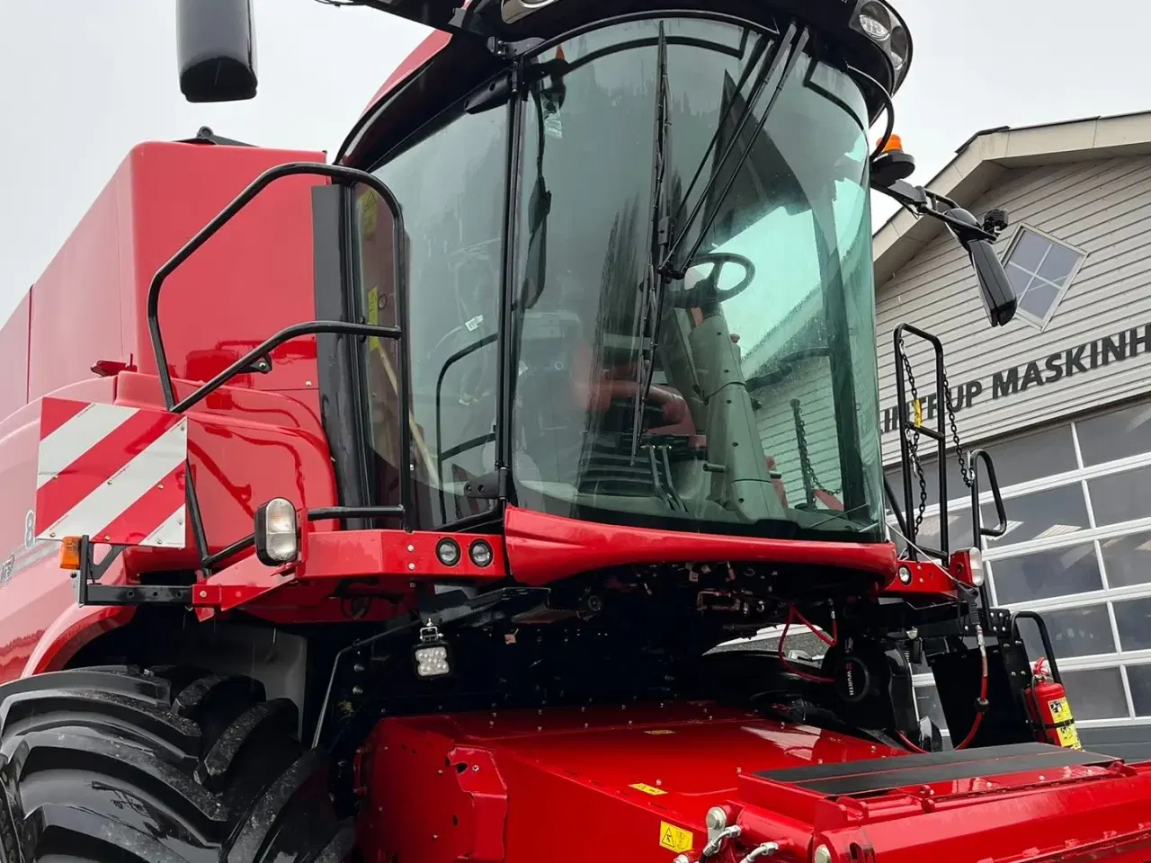Billede 19 - Case IH 8250 Axial-Flow med 35fod Varicut skærebord. Dansk maskine