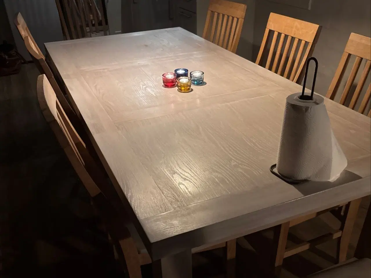 Billede 2 - Massivt egetræ Spisebord inkl stole sælges